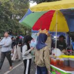 JALAN SURABAYA UM MAKIN DIPENUHI ORANG BERBURU TAKJIL