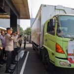 KAPOLDA JATIM BERANGKATKAN 50.789 PAKET BANTUAN KEMANUSIAAN UNTUK WARGA TERDAMPAK BANJIR JATENG