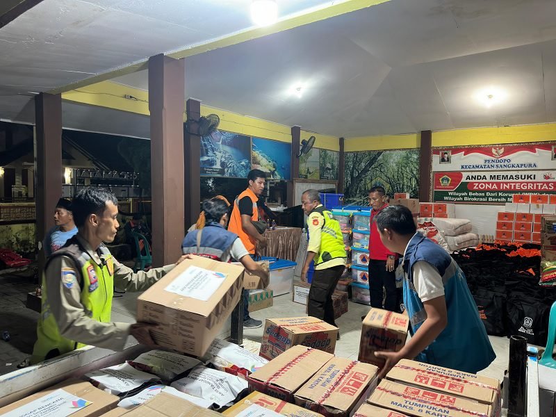 PLN SALURKAN BANTUAN KORBAN TERDAMPAK GEMPA DI BAWEAN