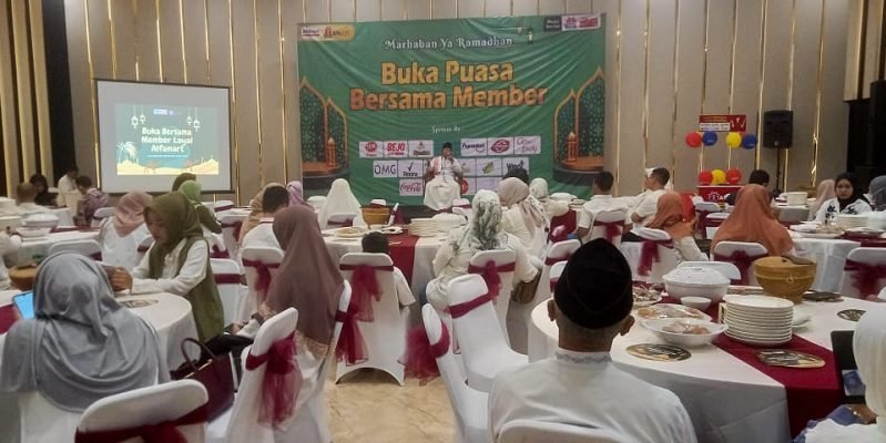 Mendengarkan tausiyah menjelang berbuka