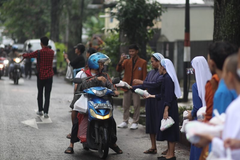 BERBAGI TAKJIL GRATIS JADI SPIRIT FKAUB MALANG JAGA KEBERSAMAAN DI HUT KE-110 KOTA MALANG