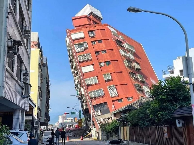TAIWAN DIGUNCANG GEMPA 7.5 MAGNITUDO, BANYAK BANGUNAN RUNTUH