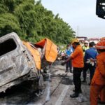 KECELAKAAN DI TOL JAKARTA-CIKAMPEK, 12 MENINGGAL