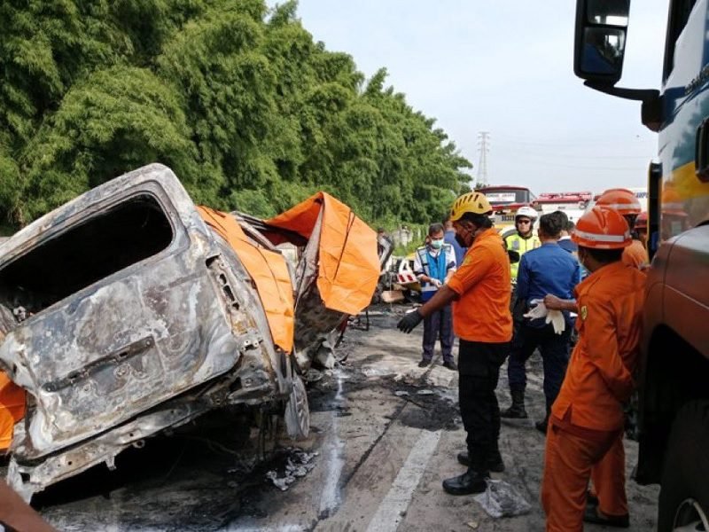 KECELAKAAN DI TOL JAKARTA-CIKAMPEK, 12 MENINGGAL