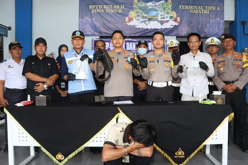 POSITIF NARKOBA, POLRES TULUNGAGUNG AMANKAN SOPIR BUS BLITAR-LAMPUNG DI TERMINAL GAYATRI