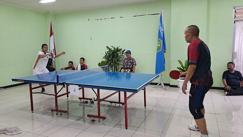TENIS MEJA, TIM PWI TAKLUKKAN KECAMATAN BLIMBING