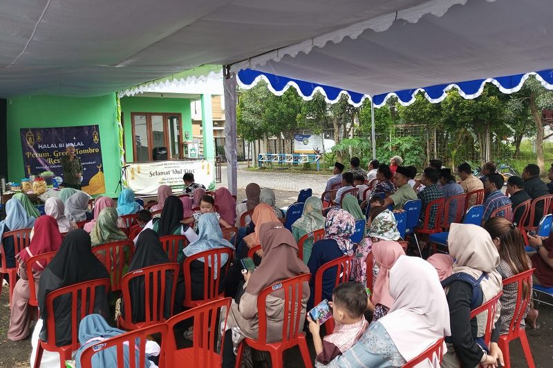 Warga menyimak tauziyah