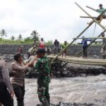 BERSAMA WARGA, TNI-POLRI BANGUN JEMBATAN DARURAT PASKA BANJIR LAHAR DINGIN GUNUNG SEMERU DI LUMAJANG