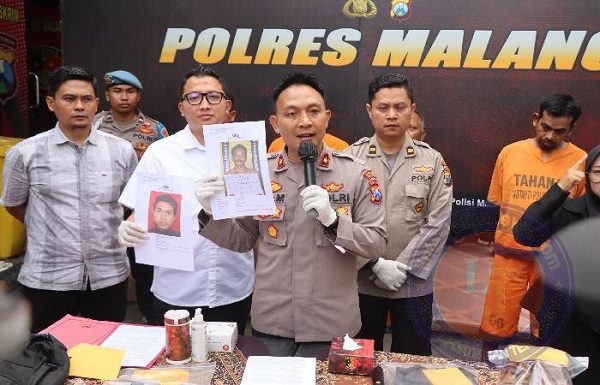 2100-Menunjukkan dua DPO pelaku perampokan di Kalipare POLRES MALANG AMANKAN 4 TERSANGKA PERAMPOKAN DI KALIPARE, DUA DPO DIKEJAR