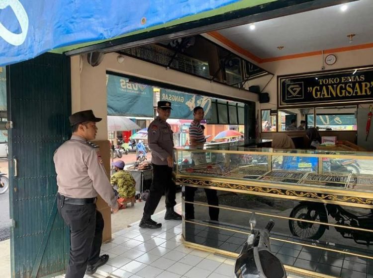 JELANG LEBARAN, POLRES MALANG TINGKATKAN PATROLI DI PASAR, PERBANKAN DAN TOKO EMAS