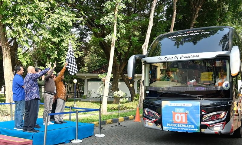JELANG LEBARAN, ITS BERANGKATKAN 12 ARMADA MUDIK GRATIS