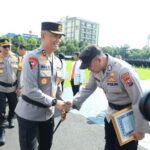 KAPOLDA JATIM KEMBALI BERI PENGHARGAAN ANGGOTA BERPRESTASI