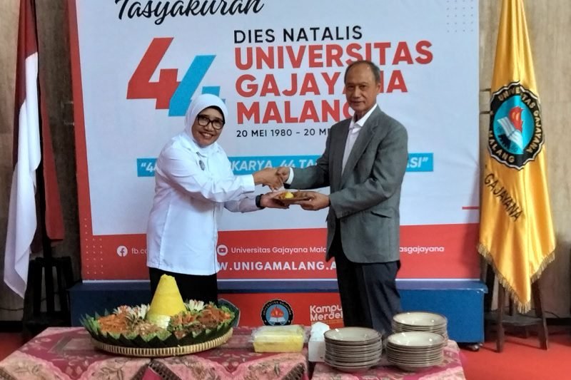 Penyerahan potong tumpeng