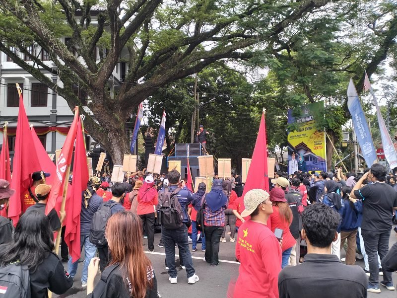 MESKI TAK DAPAT RESPONS PEMKOT MALANG, AKSI MASSA MAY DAY KOTA MALANG BERAKHIR TERTIB