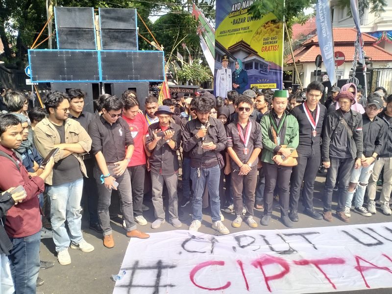 RIBUAN BURUH DAN MAHASISWA MALANG DESAK 6 TUNTUTAN DALAM AKSI MAY DAY