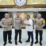 KAPOLDA JATIM DAN DUA KOMBES TERIMA PENGHARGAAN PRAPANCA AWARD PWI JATIM 2024