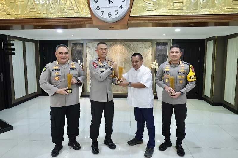 KAPOLDA JATIM DAN DUA KOMBES TERIMA PENGHARGAAN PRAPANCA AWARD PWI JATIM 2024
