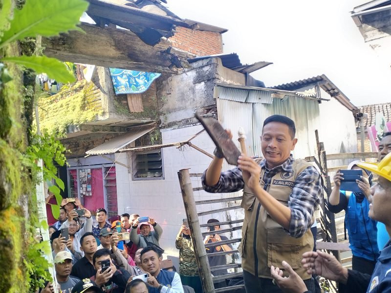 PEDULI ATLET KOTA MALANG, PJ WALI KOTA MALANG RENOVASI RUMAH DOBRAK ARTER