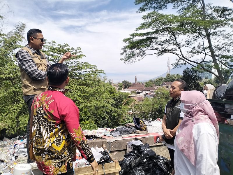 TANGGAPI KELUHAN WARGA, PEMKOT MALANG SEGERA PERBAIKI TPS PISANG KIPAS-JATIMULYO