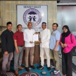 AMBIL SK PEMBENTUKAN PENGURUS KELOMPOK KERJA, KOMNAS PERLINDUNGAN ANAK KOTA BATU KUNJUNGI KANTOR PROVINSI