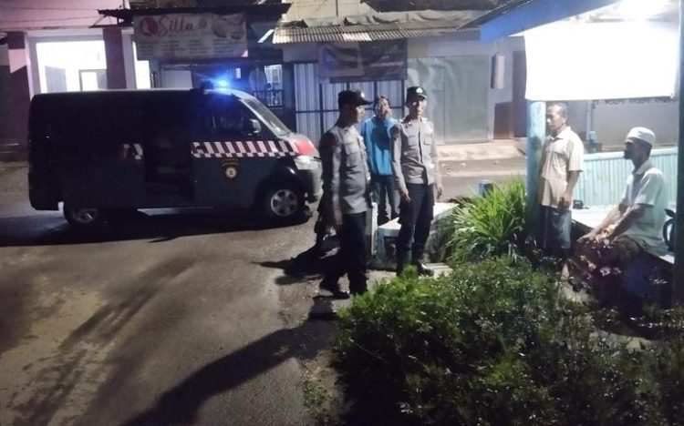 2182-Anggota Polres Malang sapa warga POLISI TINGKATKAN PATROLI UNTUK AMANKAN LIBUR PANJANG DI KABUPATEN MALANG