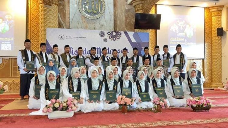 WISUDA MADRASAH INTELEKTUAL PP DARUN NUN MALANG ANTARKAN 40 SANTRI SIAP BERKHIDMAH DI MASYARAKAT