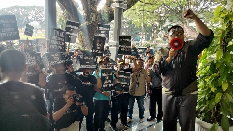 TOLAK RUU PENYIARAN, PULUHAN JURNALIS MALANG TURUN KE JALAN