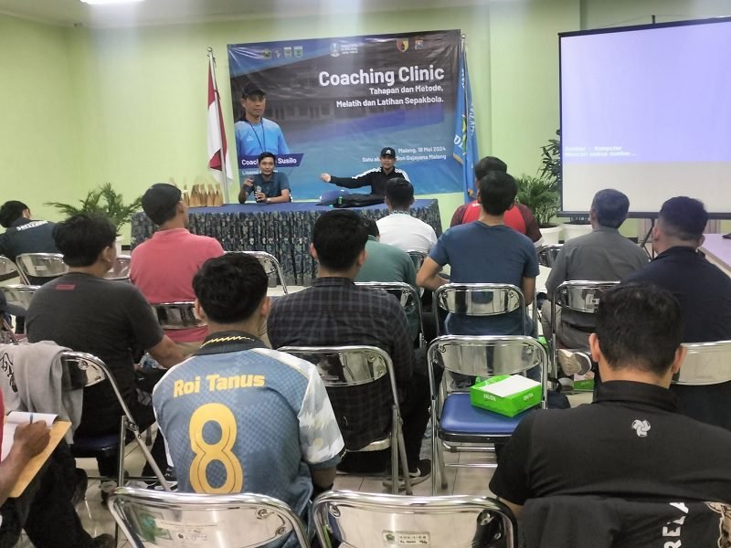 JOKO GETHUK BERI MATERI COACHING CLINIC METODE MELATIH DAN LATIHAN SEPAK BOLA