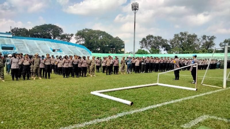 POLISI GELAR APEL GABUNGAN PENGAMANAN CHARITY GAME SEPAK BOLA LEGENDS