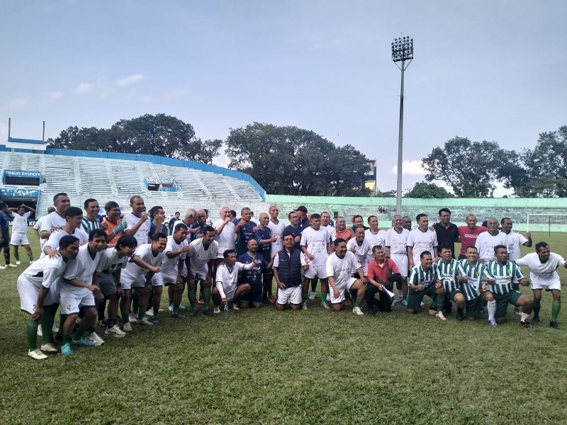 ANGIN PERDAMAIAN DI CHARITY GAME MALANG LEGENDS VS SURABAYA LEGENDS