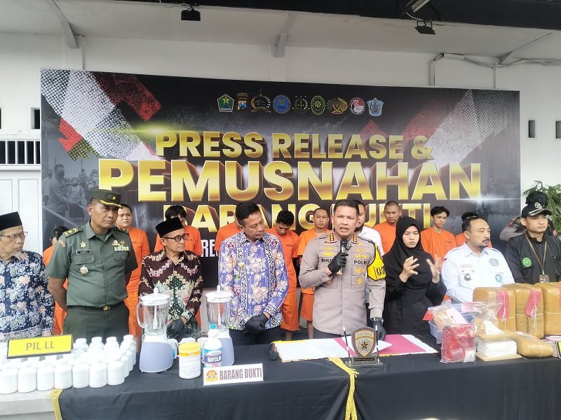 POLRESTA MALANG KOTA MUSNAHKAN 44 KG GANJA