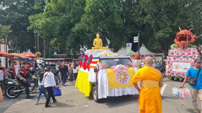 RIBUAN MASYARAKAT BUDDHA IKUTI PAWAI PROSESI WAISAK 2568 BE DI BOROBUDUR