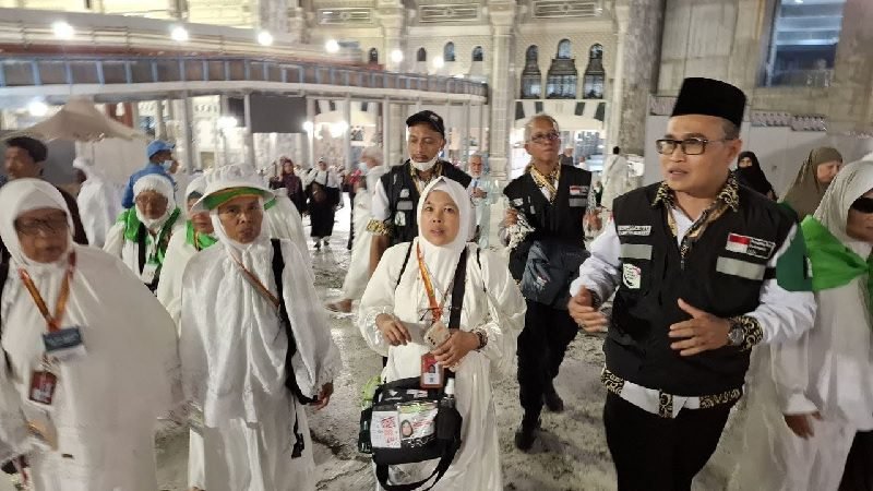 JAGA KESEHATAN, JEMAAH DIIMBAU LAKSANAKAN UMRAH WAJIB PUKUL 10 MALAM ATAU 9 PAGI