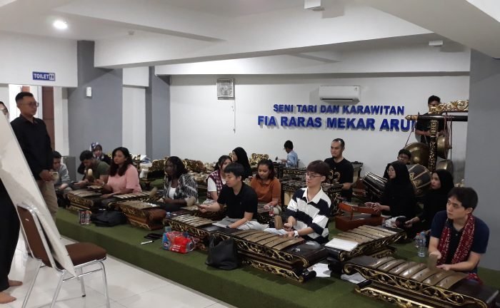 UB AJAK MAHASISWA MALAYSIA DAN TIONGKOK BERMAIN GAMELAN