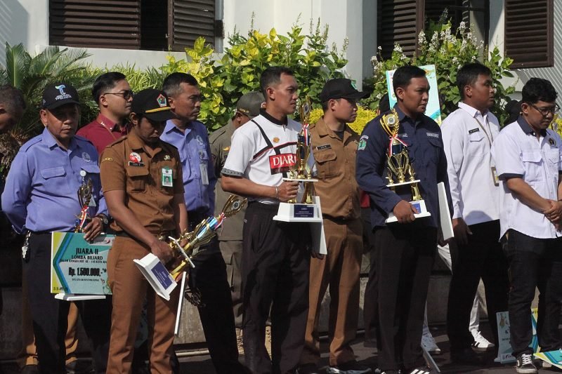 SEKDA KOTA MALANG BERI PIAGAM PENGHARGAAN PADA PEMENANG LOMBA OLAHRAGA HUT KE-110 KOTA MALANG