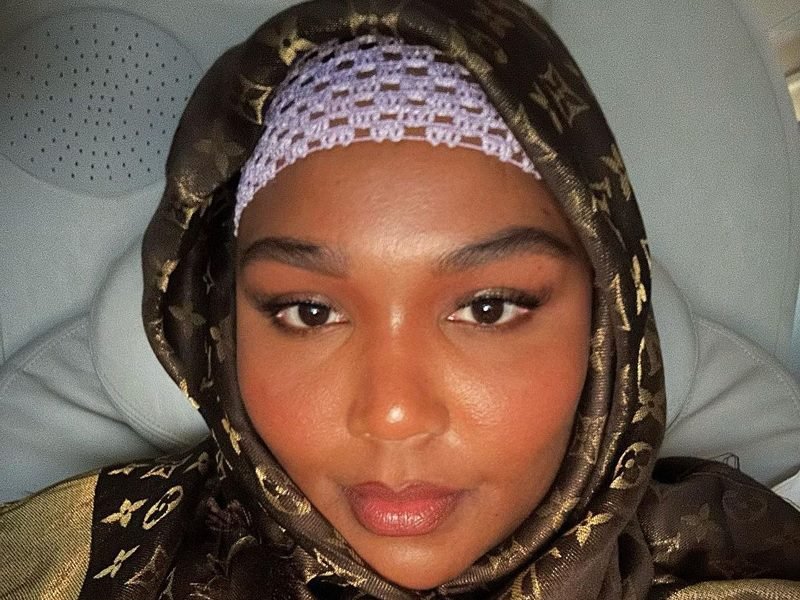 LIZZO DUKUNG PROTES UNTUK KEMERDEKAAN PALESTINA: “KITA TIDAK MERDEKA SAMPAI KITA SEMUA MERDEKA”