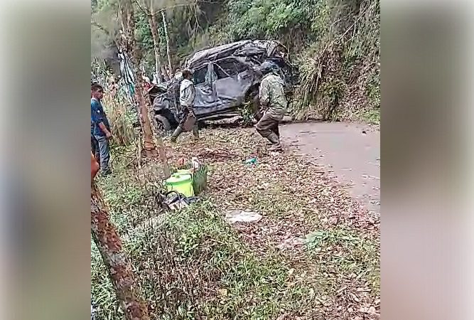 652-Evakuasi mobil masuk jurang EVAKUASI MOBIL MASUK JURANG DI TNBTS COBAN TRISULA TERHAMBAT MINIMNYA PENERANGAN DAN SULITNYA MEDAN