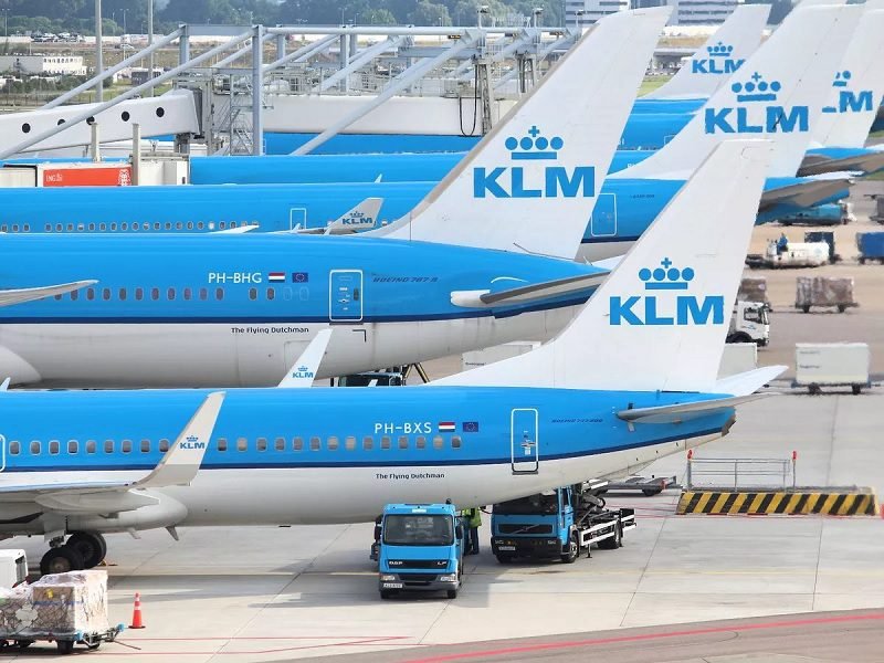 PRIA TAK DIKENAL TEWAS DALAM MESIN PESAWAT DI BANDARA AMSTERDAM