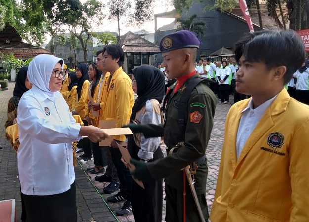 PERINGATAN DIES NATALIS UNIGA KE-44 BERI PENGHARGAAN UNTUK MAHASISWA BERPRESTASI