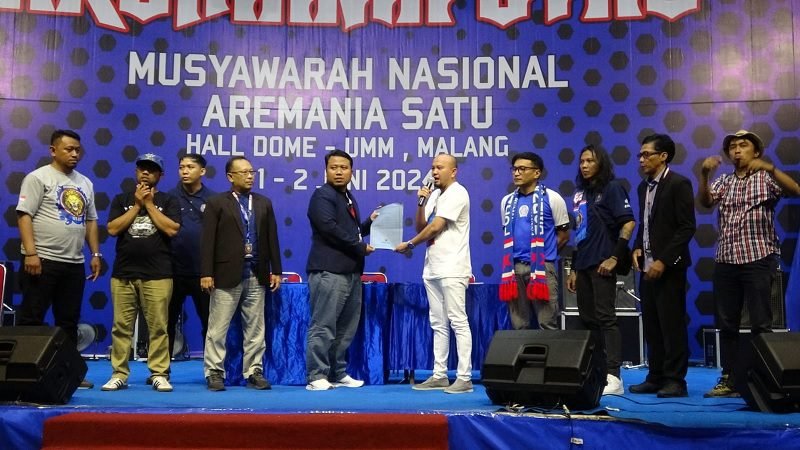 2341-Penyerahan hasil sidang terbuka Munas Aremania Satu MUNAS HARI KE-2, PENYAMPAIAN ASPIRASI DAN PENGESAHAN DRAFT AD/ART PRESIDIUM AREMANIA
