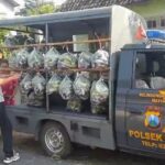 UNIK, SAMPAIKAN PESAN KAMTIBMAS MOBIL PATROLI PUN DISULAP JADI GEROBAK SAYUR