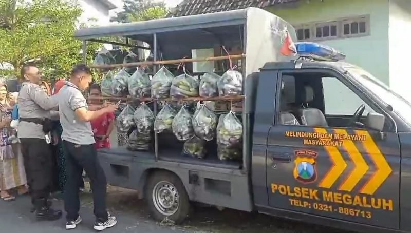 2356-Polisi jadi bakul sayur UNIK, SAMPAIKAN PESAN KAMTIBMAS MOBIL PATROLI PUN DISULAP JADI GEROBAK SAYUR