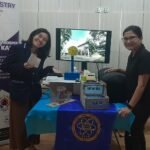 MAHASISWA ISTTS DAUR ULANG KERTAS JADI BUKU CATATAN KECIL