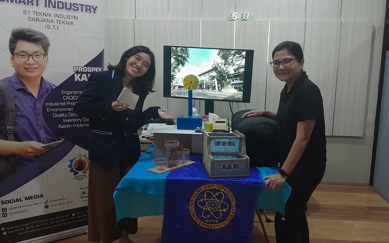 MAHASISWA ISTTS DAUR ULANG KERTAS JADI BUKU CATATAN KECIL