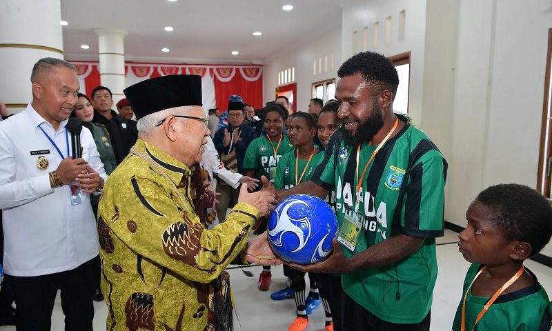 2397-Wapres menyapa pemain futsal Papua Pegunungan WAPRES DAN IBU WURY SAPA PEMAIN FUTSAL PAPUA PEGUNUNGAN