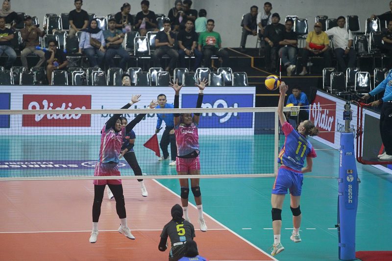 2427a-Katerina Vasilyevna Jidkova melakukan smash keras PUTRI ELECTRIC PLN BUKA PELUANG KE FINAL FOUR