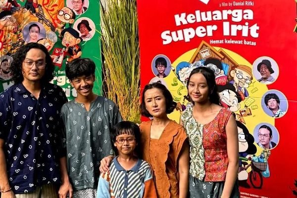DWI SASONO, WIDI MULIA DAN KETIGA ANAK MEREKA KOMPAK BINTANGI ‘KELUARGA SUPER IRIT’