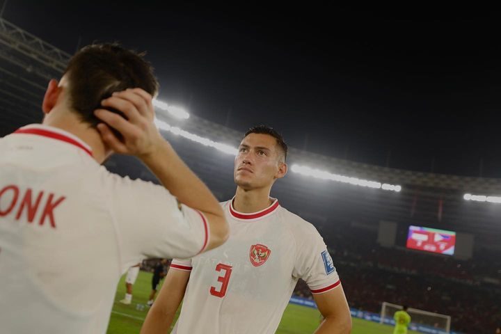 TULANG PUNGGUNG TIMNAS. Jay Idzes tampil impresif di laga melawan Filipina. Foto: @jayidzes/Instagram