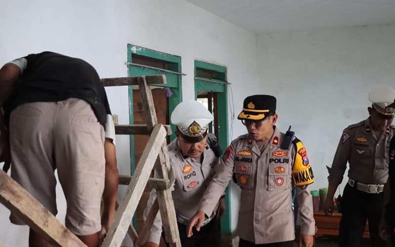 2518-Wakapolres Batu, Kompol Jeni Al Jauza PERINGATI HUT POLRI KE-78, POLRES BATU BEDAH RUMAH WARGA GIRIPURNO BUMIAJI