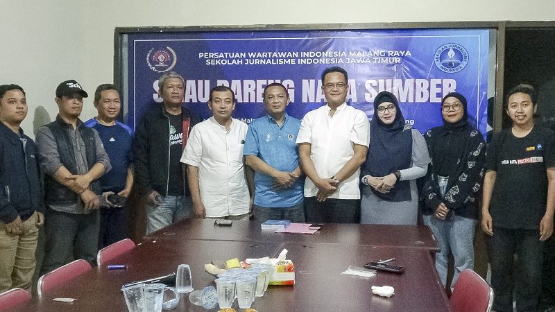 Berfoto bersama awak media di kantor PWI